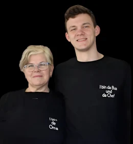 Kevin mit seiner Oma vor schwarzem Hintergrund